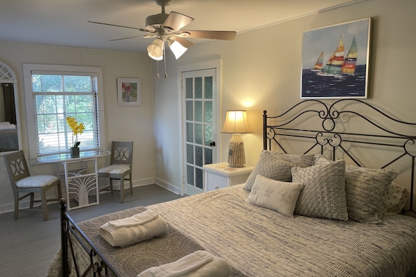 2 slaapkamers, een bureau, een strijkplank/strijkijzer, gratis wifi