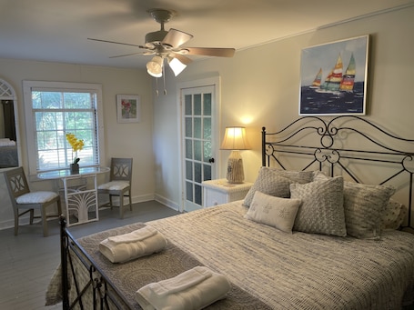 2 bedrooms, desk, iron/ironing board, free WiFi. Quiet Darien GA Home