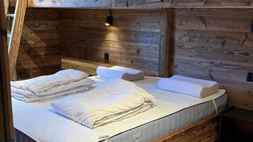 5 bedrooms, iron/ironing board, free WiFi, bed sheets