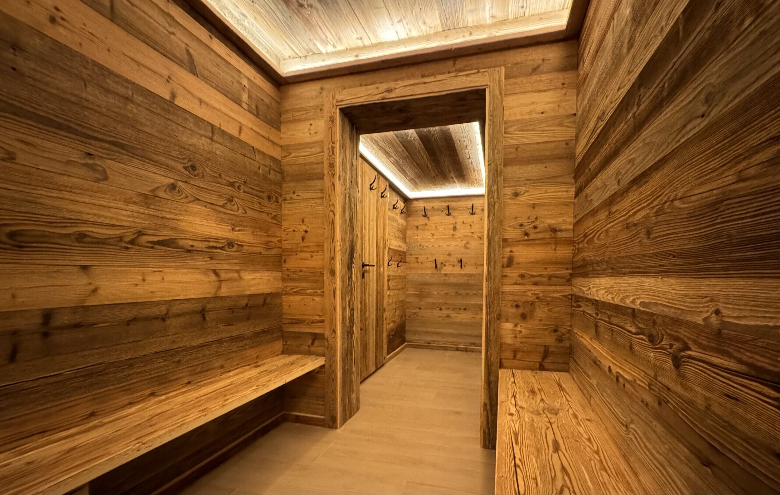 Ein Holzsaunaraum mit Bänken und einem Oberlicht.