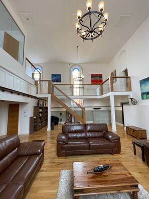 Smart-TV, peis, DVD-spiller og bordtennis