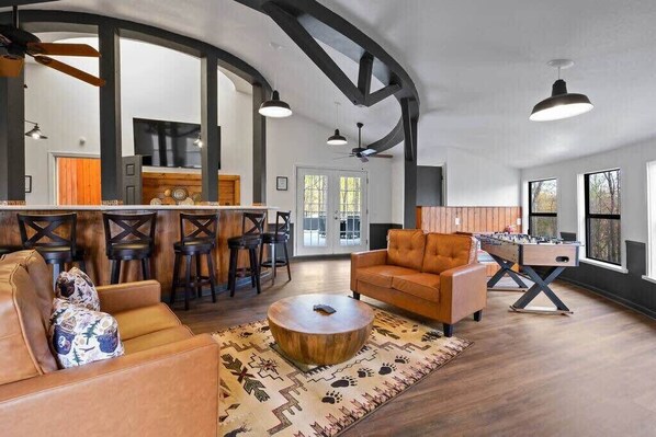 Télévision, cheminée, espaces bureaux