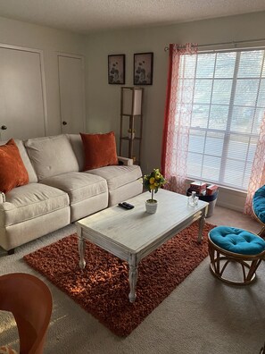 Living area - Very Comfy and Cozy !!!! (HUNTSVILLE)
