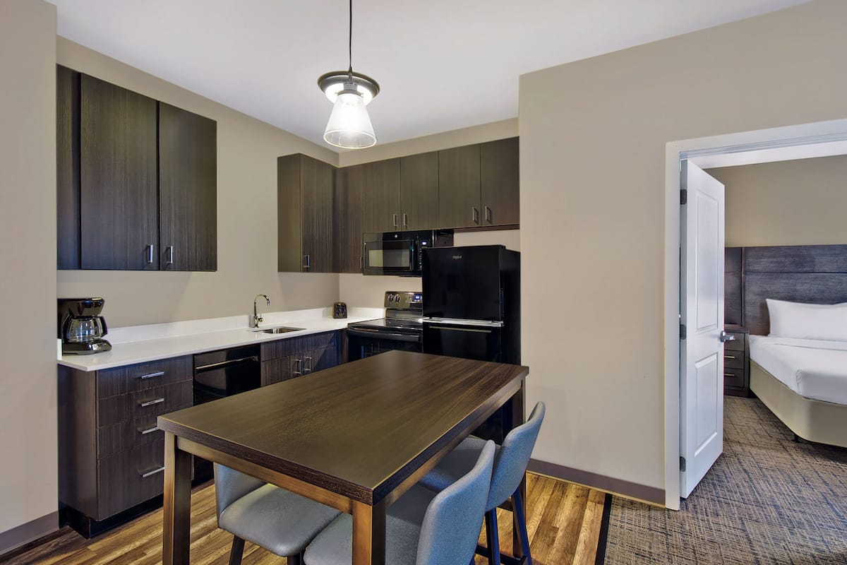 Coffee/tea maker, full-sized fridge, microwave, oven