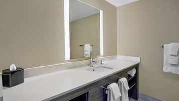 Escritorio, tabla de planchar con plancha y ropa de cama