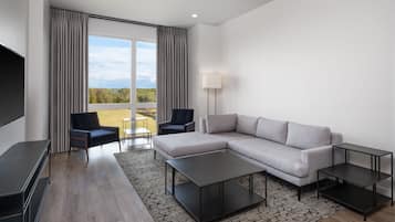 Club Suite, 1 Bedroom, Non Smoking | Premium bedding, down comforters, pillowtop beds, in-room safe