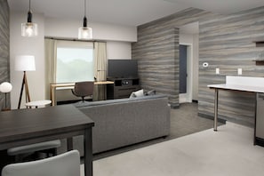 Suite, 1 Bedroom, Garden View (Mobility/Hearing Access, Roll-In Shwr)