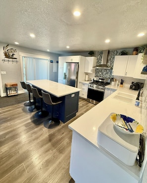 ثلاجة، ميكروويف، فرن، موقد طهي مسطح