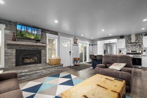 Smart TV, fireplace, stereo, printers - Newly Renovated Whitefish Vacation Home with Hot Tub (Whitefish)