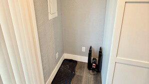 Ein kleines, kompaktes Badezimmer mit Dusche, Handtuchhalter und Toilette.