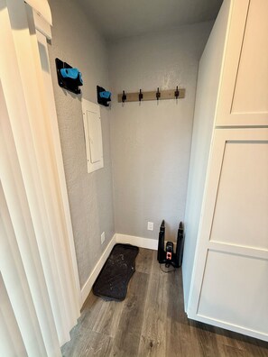 Une petite salle de bain compacte, équipée d’une douche, d’un porte-serviettes et de toilettes.