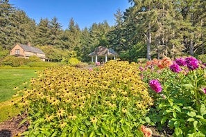 Escape to a serene garden oasis with vibrant blooms and a peaceful retreat.