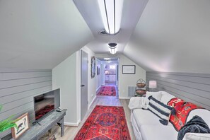 TV - Charming & Walkable Fairport Village Apartment! (Fairport)