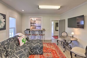 TV - Charming & Walkable Fairport Village Apartment! (Fairport)