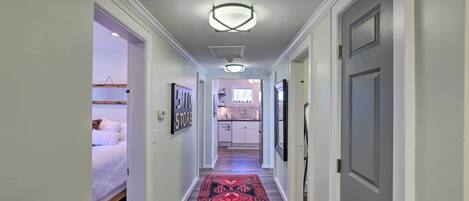3 bedrooms, desk, iron/ironing board, internet