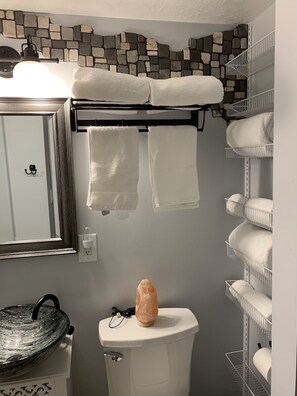 Dusch, hårtork, handdukar och tvål