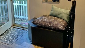 Un dormitorio con cama, una puerta que da a un balcón y una obra de arte colgada en la pared.