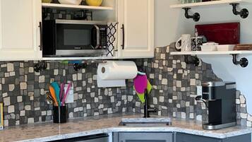 Refrigerador, microondas, parrilla de estufa y cafetera y tetera