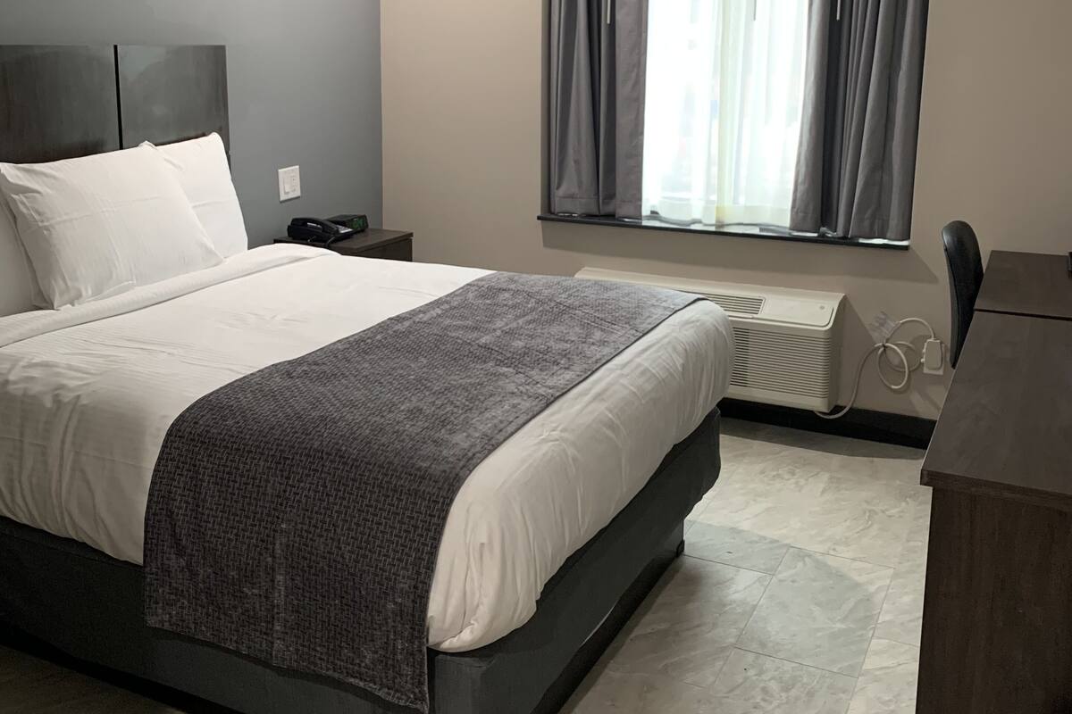 Standard Room, 1 Queen Bed, Non Smoking | Soundproofing, WiFi, bed sheets