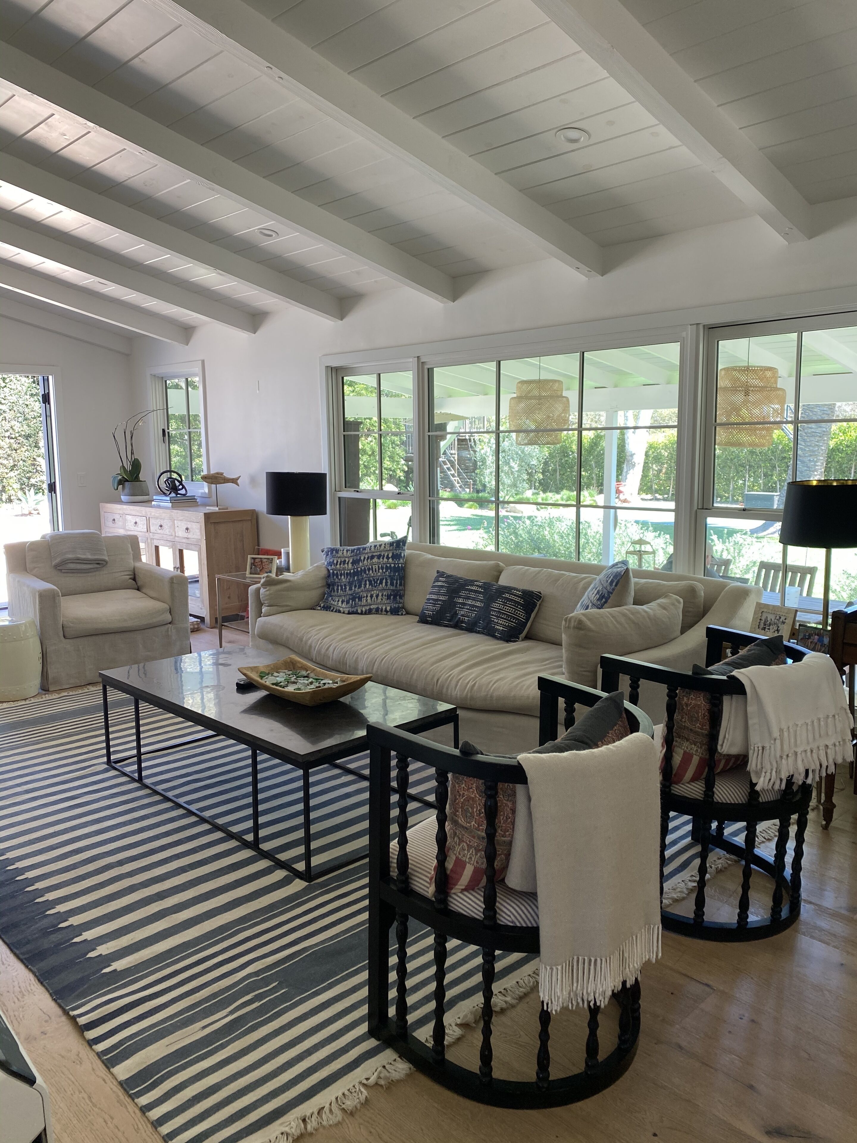 Een smart-tv, een open haard, videogames en een tafeltennistafel