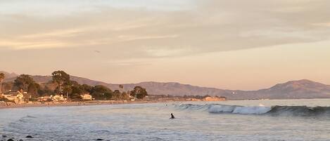 Playa en los alrededores, camastros y toallas de playa
