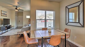 A dining area with a table, chairs, and a ceiling fan. - Modern Retreat: 3 Blocks to Dtwn Williams + Rte 66 (Williams)