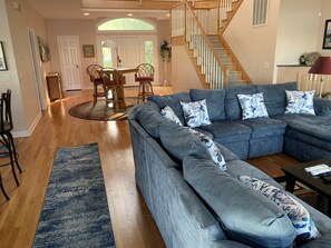 Téléviseur connecté, foyer, lecteur de DVD, table de ping-pong