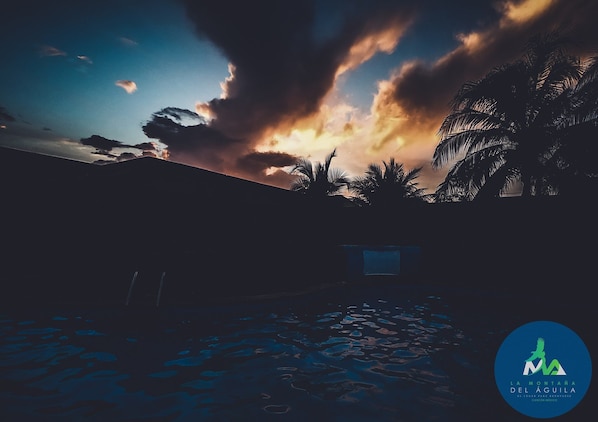 Una piscina al aire libre