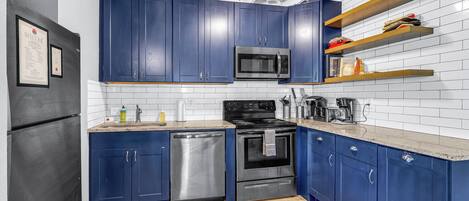 Réfrigérateur, micro-ondes, four, plaque de cuisson