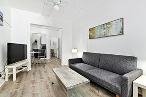 Een televisie, Netflix, streamingdiensten en een kantoor