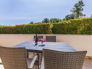 Outdoor dining - Cosy apartment in villa for 4 guests with pool, A/C, WIFI, TV, terrace and pets allowed (Banjole)