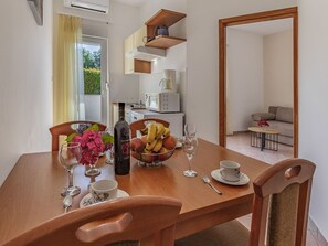 Interior - Beautiful apartment in villa for 4 people with pool, WIFI, A/C, TV, terrace and pets allowed (Banjole)