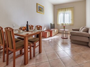 Dining - Cosy apartment in villa for 4 guests with A/C, pool, WIFI, TV, terrace and pets allowed (Banjole)