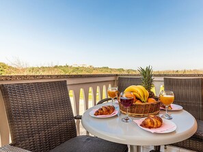 Outdoor dining - Nice apartment in villa for 4 people with WIFI, A/C, pool, TV and terrace (Banjole)