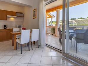 Dining - Lovely apartment in villa for 4 people with WIFI, A/C, pool, TV and terrace (Banjole)