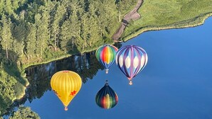 A lake with four hot air balloons. - Cabin "The Eagles Nest" (Custer)