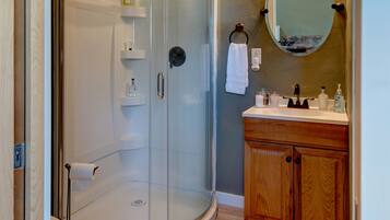 Een douche, een haardroger, handdoeken, shampoo