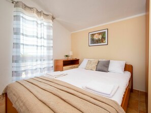 4 bedrooms, free WiFi - Stunning private villa for 8 people with A/C, WIFI, TV, terrace and pets allowed (Šibenik)