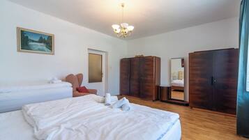 3 bedrooms, desk, internet