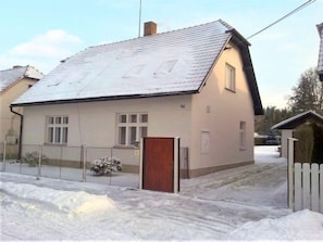 A single-story house with a sloped roof, a wooden gate, and a snow-covered yard. - Sudoměřice by Interhome (Bechyne)