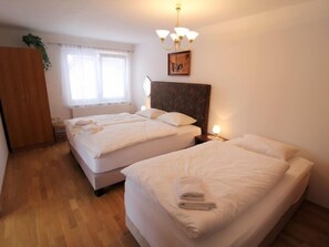 4 bedrooms, desk, Internet