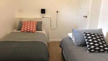 2 habitaciones, tabla de planchar con plancha y cuna de viaje