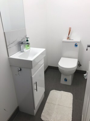 Douche, sĂšche-cheveux, serviettes fournies, savon