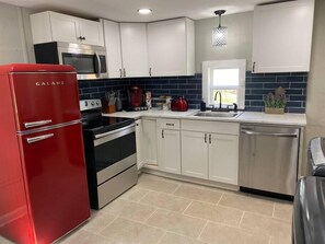 Frigorifero, microonde, forno, piano cottura