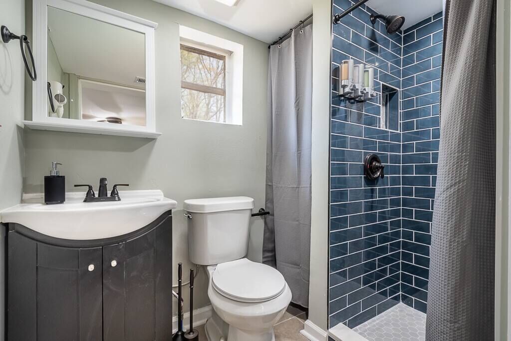 Kylpyamme, hiustenkuivaaja, pyyhkeet, sampoo