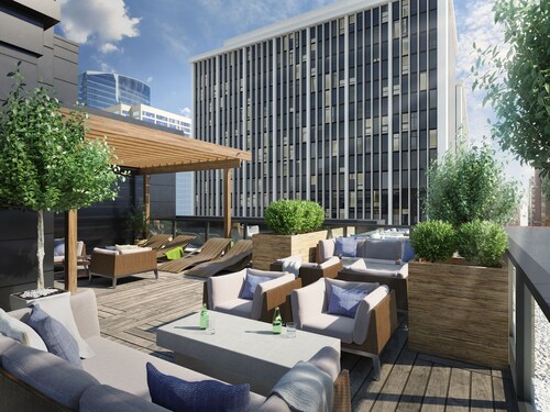 Living in Deluxe Luxury | 2b 2bth | Patio & POOL |