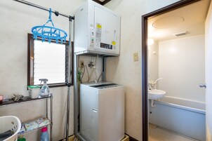 Elite Studio Suite, Non Smoking | Bathroom | Combined shower/tub, free toiletries, hair dryer, electronic bidet
