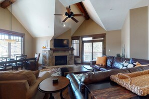 Een televisie, een open haard en een dvd-speler