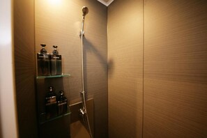 Een douche, gratis toiletartikelen, een haardroger, pantoffels