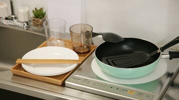 Standard Room, 1 Double Bed, Non Smoking, Kitchenette | Private kitchenette | Fridge, microwave, stovetop, cookware/dishes/utensils